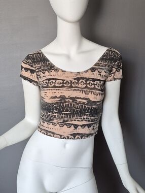 Peach & Black Aztec-Print Cropped Scoop Top
